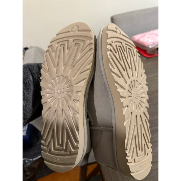 Women's UGG Classic Short Gray Winter Boots Size 5 - Picture 3 of 6